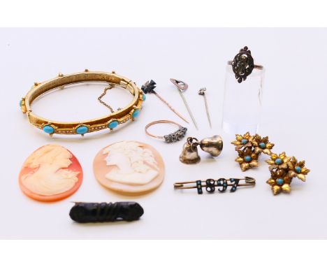 A small quantity of various jewellery to include a turquoise inset bangle, a pair of clip on earrings, two cameos, tie pins, 