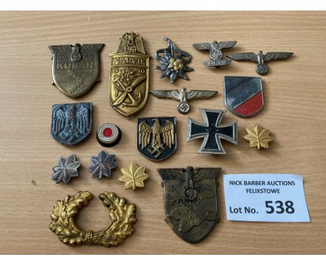 Collectables; Militaria: Collection of German WWI memorabilia patches, epaulettes, and badges; authenticity unchecked.