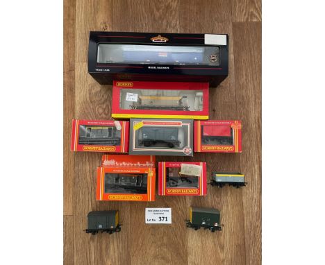 Diecast; Trains: Assortment of wagons, including: Hornby R034 ventilated wagon, Hornby R213 Banana wagon, Hornby R048 20 Ton 