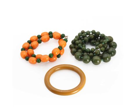 A small group of Bakelite jewellery, comprising a single row graduated green Bakelite bead necklace, strung knotted, with rou
