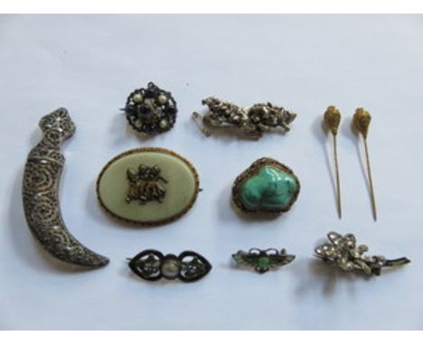 PARCEL OF VARIOUS SILVER AND OTHER COSTUME BROOCHES.  ALSO TWO ASIAN GOLD(?) TIE PINS 