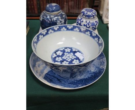 SMALL SUNDRY LOT INCLUDING ORIENTAL STYLE BLUE AND WHITE CERAMIC BOWL 