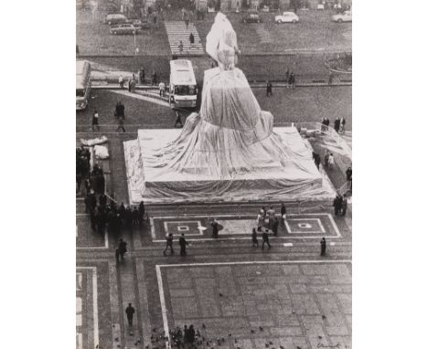 CHRISTO (Bulgaria, 1935)"Wrapped Monument Vittorio Emanuele II, 1975.Photograph mounted on cardboard. H.C. copy.Enclosed poly