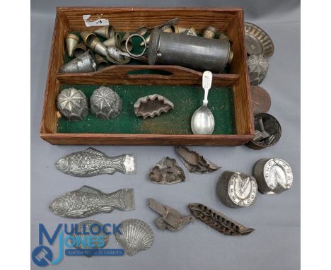 Period cooking baking moulds, cutter, a good collection: an early shaped cutter, to include shell fish mould - possibly for c
