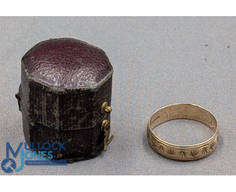 Two period engraved 9ct Gold Rings: a Mizpah ring size R in original ring case, and an engraved ring size T - 5.6g