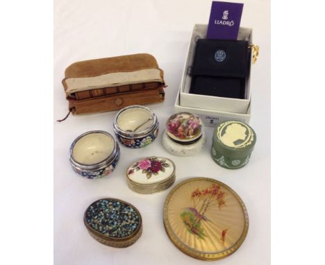 A collection of ladies items comprising 4 pill/trinket boxes, pair of salts, a powder compact, a new boxed Lladro key wallet 