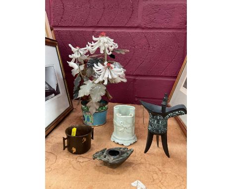 Group of Oriental items, including cinnabar lacquer, bronze, cloisonné, etc
