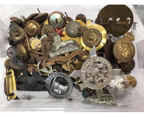 Group of army badges, medal, vintage military buttons, Royal Lincolnshire Regiment, Army Catering Corps etc