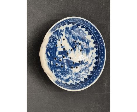A Caughley blue and white Egg Drainer printed fisherman pattern, moulded handle, 3in