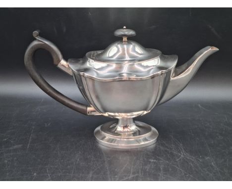 A George V silver shaped oval Teapot with reeded rim, Sheffield 1913, maker: Wm Hutton &amp; Sons, 600gms all in