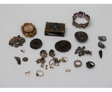 A small parcel of dress gem-set and other jewellery, including a white metal fox hunting brooch, shell cameo brooch, shell an