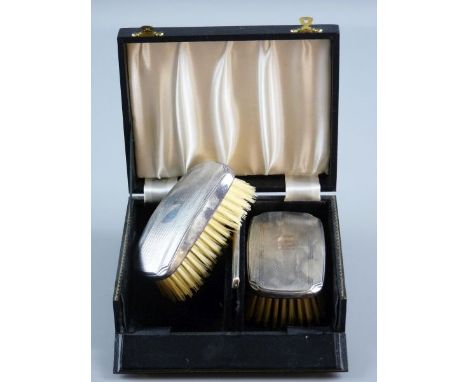 A BOXED PAIR OF GENT'S SILVER BACK HAIRBRUSHES with comb, Birmingham 1990