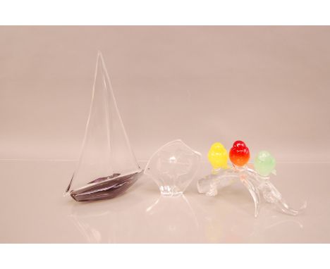 A collection of 20th century glassware, comprising, a Swedish Maleras sculpture, 14.4cm, an Italian Murano boat, by Elio Raff