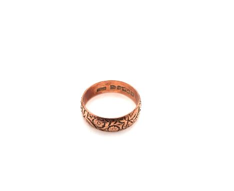 AN ANTIQUE VICTORIAN ROSE GOLD BLOSSOM ENGRAVED WEDDING RING. FINGER SIZE P. WEIGHT 3.10grms. 