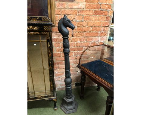 AN ANTIQUE STYLE CAST IRON HORSE TETHERING POST, THE FINIAL AS A HORSES HEAD WITH RING LOOP.