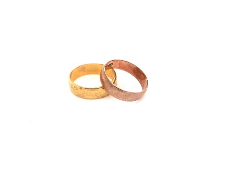 AN ANTIQUE EDWARDIAN 9ct HALLMARKED ROSE GOLD WEDDING RING, DATED 1911, BIRMINGHAM, FINGER SIZE P 1/2, TOGETHER WITH A 22ct H