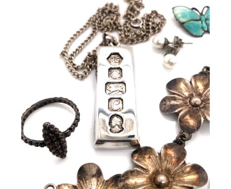 A SILVER JUBILEE HALLMARK INGOT AND CHAIN, A SILVER AND ENAMEL BUTTERY FLY BROOCH, A PAIR OF PEARL EARRINGS, SILVER FLORA MOT