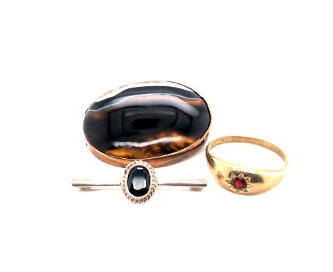 A HALLMARKED 9ct GOLD GARNET SET GENTS RING, TOGETHER WITH AN AGATE BROOCH, AND FURTHER SILVER BAR BROOCH. RING SIZE W. WEIGH