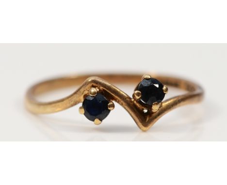 A 9ct gold sapphire cross over ring, P 1/2, 1.3g