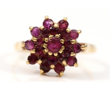 A 9ct gold garnet cluster ring, R, 3.1g