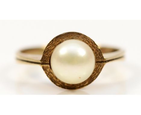 A 9ct gold cultured pearl dress ring, K, 2.4g