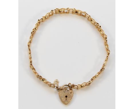 A 9ct gold gate link bracelet with a heart padlock clasp, London 1988, 18cm, 3.6g