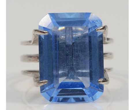 An 18ct white gold blue gemstone cocktail ring, 18mm x 13mm, O, 8g