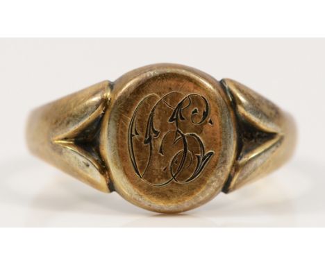 A 9ct gold signet ring, with initials to the front, S, 1.8g