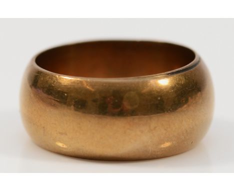 An 18ct gold gents wedding band, 10mm wide, R 1/2, 10g
