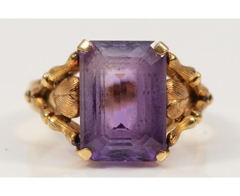 A 14K gold amethyst dress ring, detailed shoulders, 13mm x 8mm amethyst, N, 4.6g