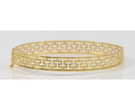 An 18ct gold Greek Key pattern hinged bangle, 9.6g