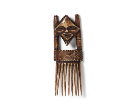 African art Ivory Comb, Chokwe (?)Angola. . Cm 14,50. beautiful red patina ivory comb with an elegant geometric decoration th