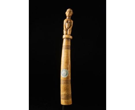 African art A fine oliphant with antropomorphic carving, Yoruba (?)Nigeria. . Cm 35,00. Hunting horn finely carved with geome