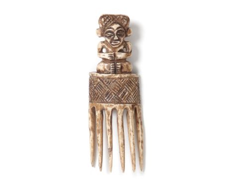 African art Ivory comb with figure, Kuba (?)Dem. Rep. Congo. . Cm 14,50. ivory comb with geometric decoration and seated fema