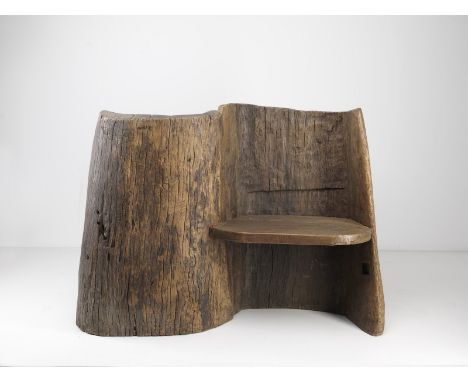 Naturalia A "vis a vis" sofàTibet, 19th century. . Cm 90,00 x 74,00 x 46,00. large hollowed out tree trunk sofa.