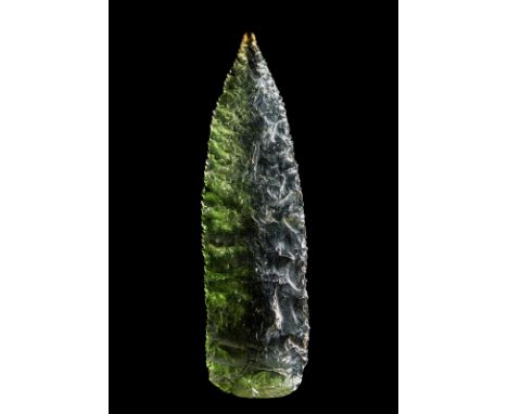 Art of the Americas A green obsidian spear head Southern America, Neolithic period. . Cm 3,00 x 11,00.