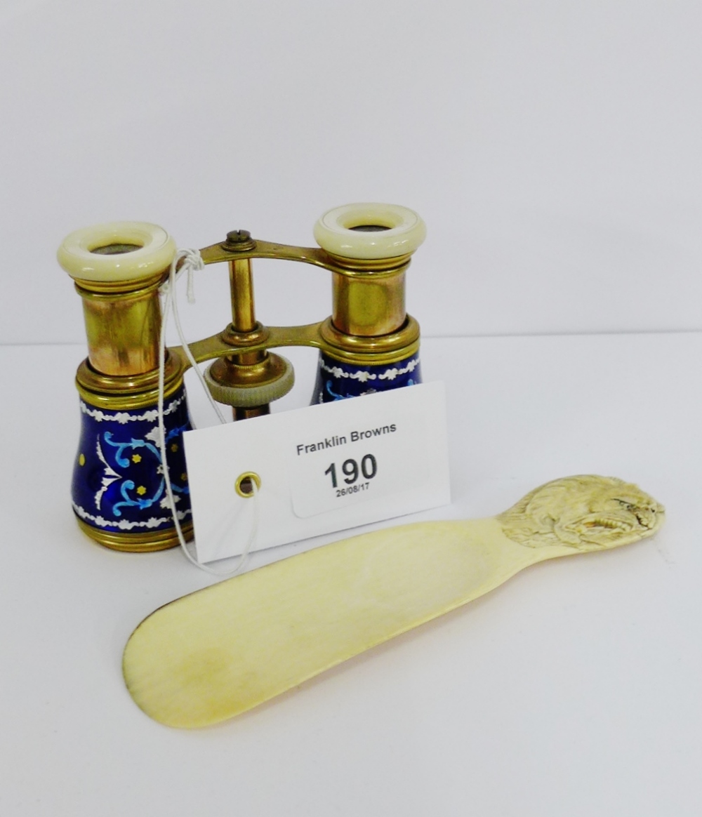 An early 20th century carved ivory shoe horn, 15cm long, the handle