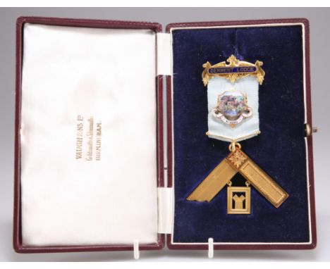A 9 CARAT GOLD MASONIC PAST MASTERS JEWEL, presented to W. Bro. John Cheeseman of Derwent Lodge, engraved presentation inscri