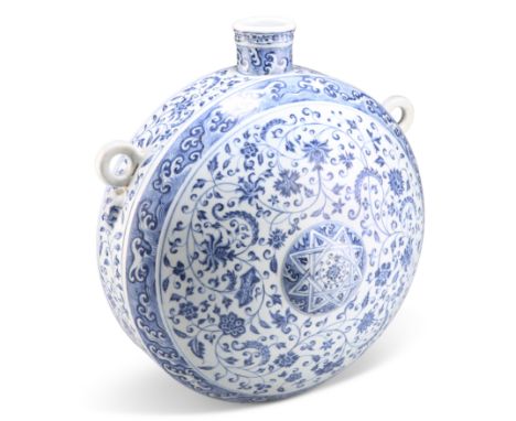 A MING STYLE BLUE AND WHITE FLASK, BIANHU,&nbsp;circular form with a flat base and short cylindrical neck, painted with meand