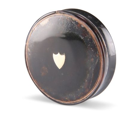 A 19TH CENTURY TORTOISESHELL SNUFF BOX, circular form, the lid inlaid with a central vacant shield cartouche, with a gilt int