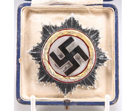 A GERMAN WWII DEUTSCHES KREUZ (GERMAN CROSS), GOLD GRADE, dated '1941' to front, the eight-pointed breast star with four rive