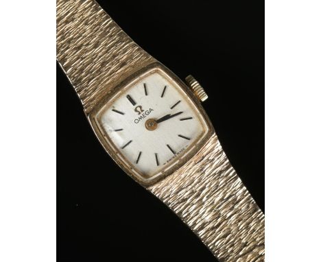 A ladies 9ct gold Omega manual wristwatch. With centre seconds and baton markers. 25.2g.  Running.