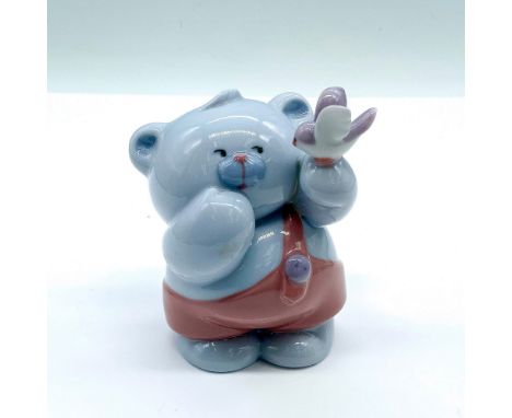 Glossy finish; Nao backstamp. Item has its original box measuring 6""L x 5.25""W x 4.25""H. Artist: Jose Luis SantesDimension