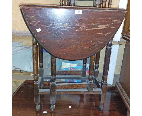 A 58cm vintage oak gateleg table, set on turned supports