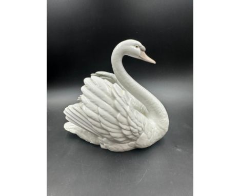 A Lladro swan 17cm H