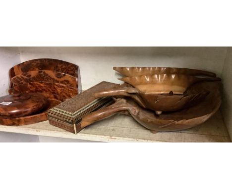 SHELF OF VARIOUS BURR WALNUT TREEN WARE &amp; VARIOUS BOWLS ETC