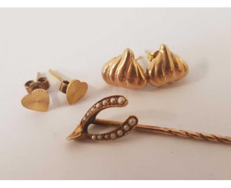 GOLD &amp; PEARL STICK PIN &amp; 2 PAIRS OF GOLD EAR STUDS