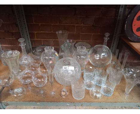 SHELF OF MISC GLASSWARE INCL: DRINKING GLASSES, VASES, DECANTERS