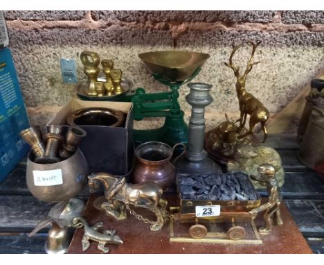 SHELF WITH MISC BRASS WARE INCL: KITCHEN SCALES, BRASS OTTER, COAL MINER &amp; HORSE &amp; OTHER METALWARE