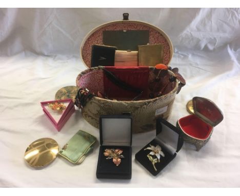 VINTAGE COMPACTS, JEWELLERY BOX, NECKLACES &amp; BOXED BROOCHES IN VINTAGE VANITY CASE